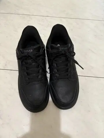 CEDAR CREST 블랙 스니커즈