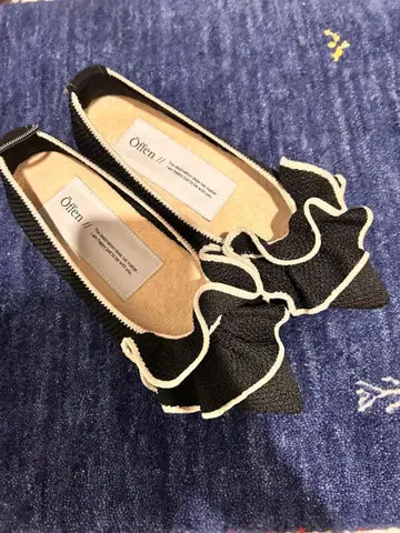 Often 프릴 장식 블랙 플랫슈즈 37