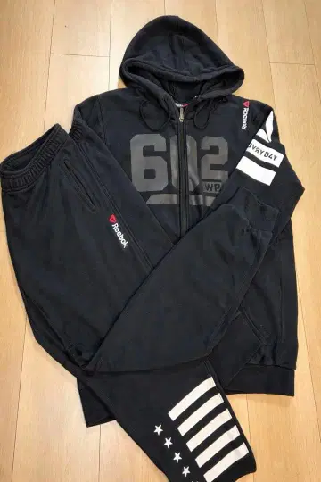Reebok 후드티와 팬츠 세트 블랙