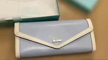 [ 미사용 새상품 ] 사만다 타바사 라이트 블루와 화이트의 접이식 지갑