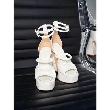 화이트 스트랩 하이힐