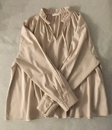 하이 카운트 새틴 넥 프릴 블라우스 베이지