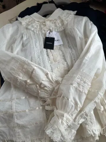 INCEBORG 프릴 장식 화이트 셔츠