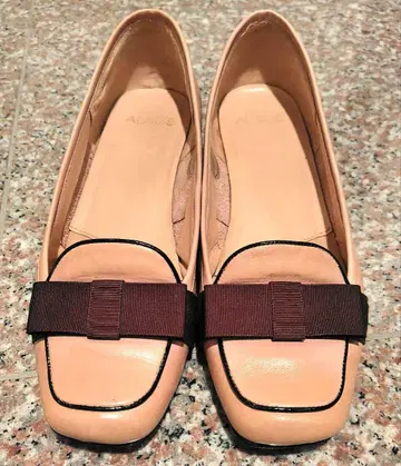 아카쿠라 베이지 스퀘어토 펌프스 리본 포함