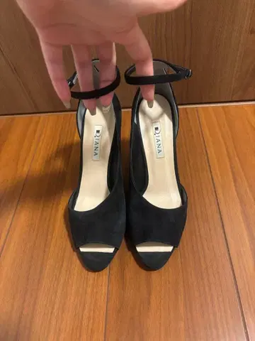 DIANA 블랙 스웨이드 하이힐