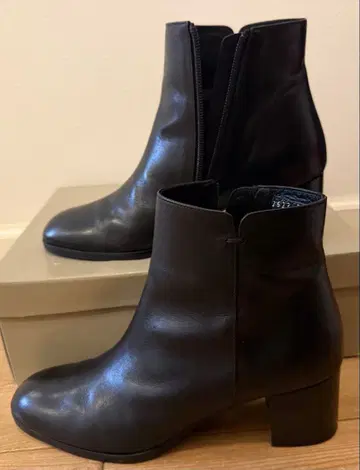 MARGARET HOWELL 블랙 가죽 중간 힐 부츠