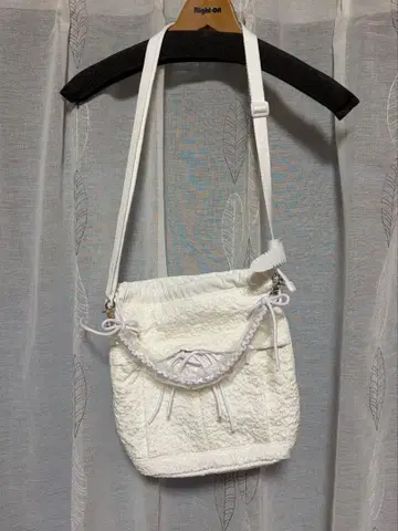 화이트 숄더백 텍스타일