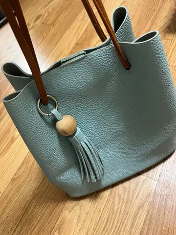 한국 기념품 라이트 블루 가죽풍 숄더백