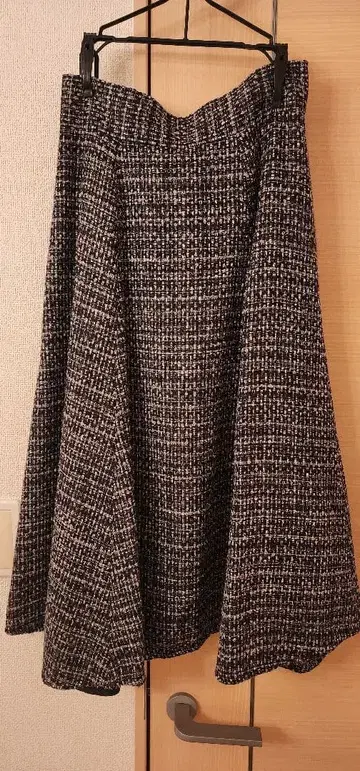 프로포션 바디 드레싱 블랙 앤 화이트 트위드 플레어 롱 스커트