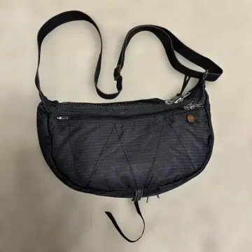 LGB 블랙 나일론 숄더백 (바닥 퍼 지퍼로 폭 조절 가능)