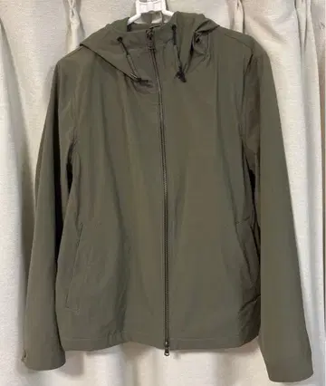 올리브 그린 나일론 자켓