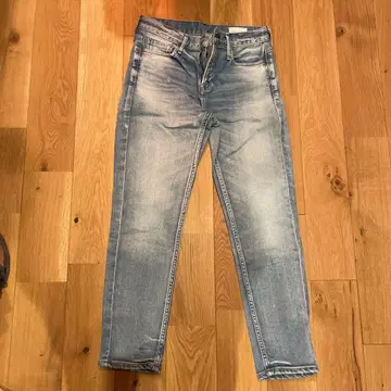 어퍼 하이츠 라이트 블루 슬림핏 데님