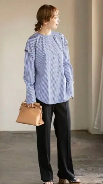 어깨 트임 스트라이프 긴팔 셔츠 Noble