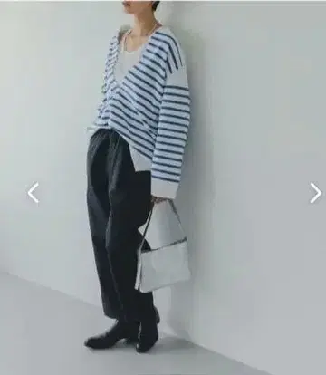 [코디에 어른스러운 색채를 더하다] 가죽 미니 백