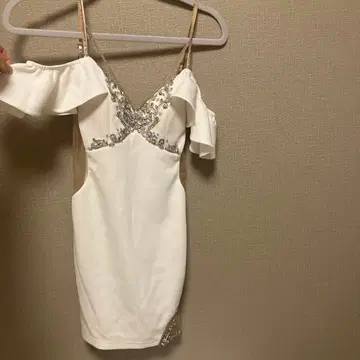 오프숄더 비쥬 타이틀 드레스