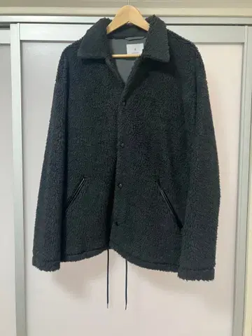 EDIFICE 보아 소재 블랙 플리스 자켓