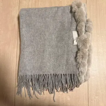 ANTEPRIMA 그레이 울 퍼 부착 머플러