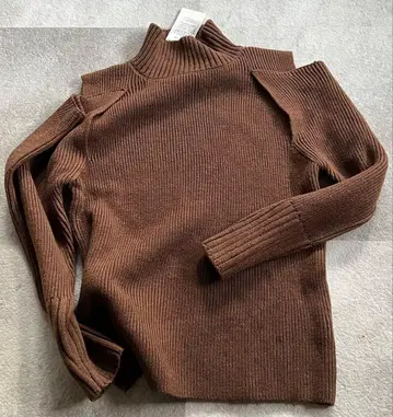 Ungrid 브라운 터틀넥 스웨터 어깨 트임