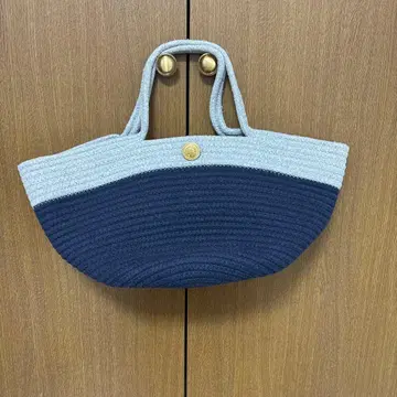 그레이와 네이비의 물결 모양 백