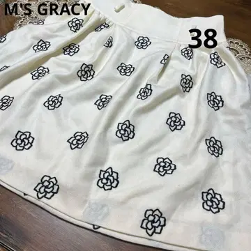 새상품급 엠즈 그레이시 사이즈 38 까멜리아 자수 플레어 스커트