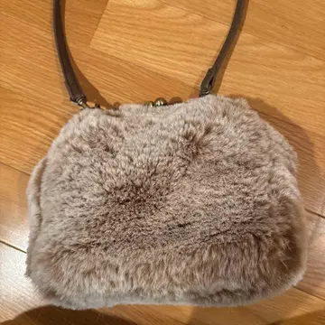 베이지 퍼 숄더백