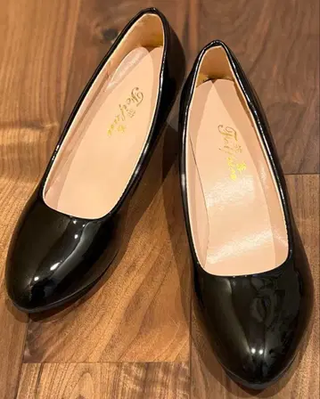 블랙 에나멜 펌프스