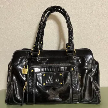 블랙 패턴트 레더 핸드백