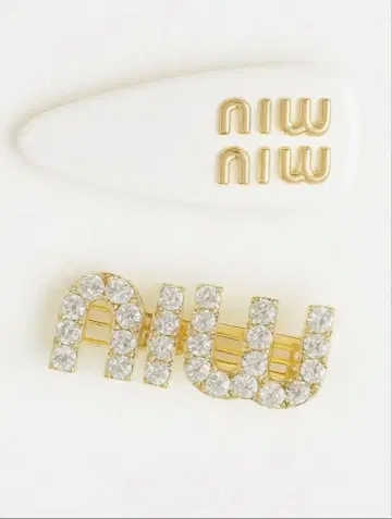 화이트 골드 2개 세트 귀여운 miu 로고가 특징적인 헤어 머리핀