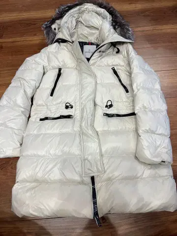 MONCLER 후드 부착 화이트 다운 자켓