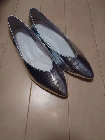 컨디션 최상 르탈롱 Le Talon 플랫 펌프스 실버 V컷 24