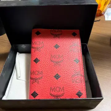 MCM 빨간색 가죽 여권 케이스