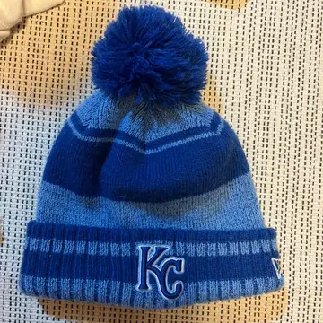 KC 로고 폼폼 포함 니트 모자 파랑