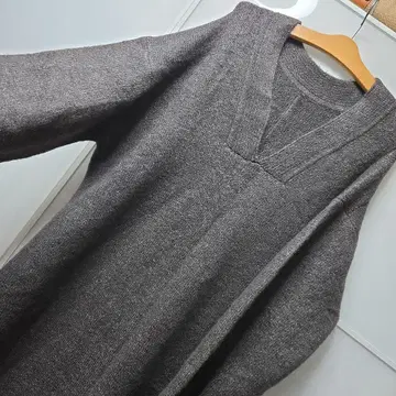 다크 그레이 V넥 긴팔 니트 원피스