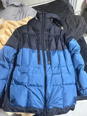 바이컬러 다운 자켓 블랙과 파랑