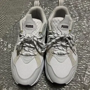 PUMA 화이트 스니커즈