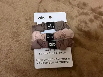 Alo Yoga 미니 스크런치 3개 세트