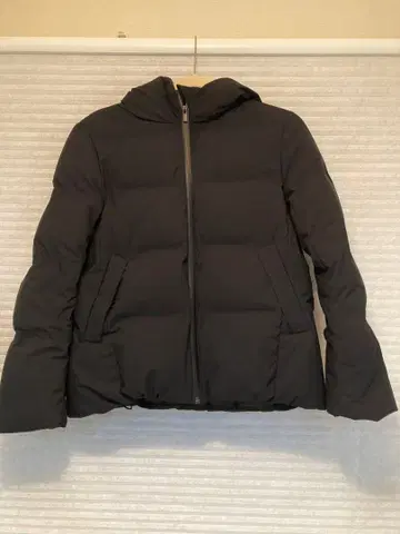 블랙 후드 부착 다운 자켓 M 사이즈