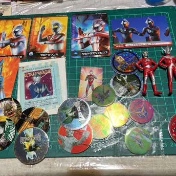 울트라맨 트레이딩 카드와 피규어 세트