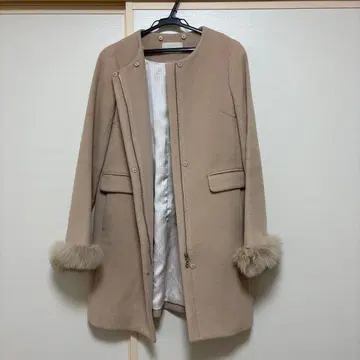 퍼 달린 베이지 롱 코트