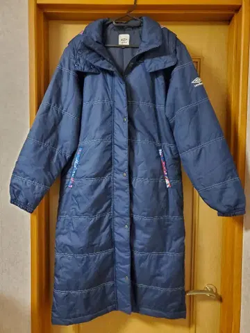 새상품급 umbro 벤치 코트 M 네이비