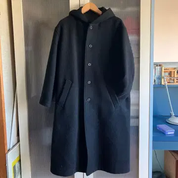 블랙 후드 부착 롱 코트