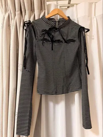 FUSSED 블랙/화이트 스트라이프 오프숄더 셔츠