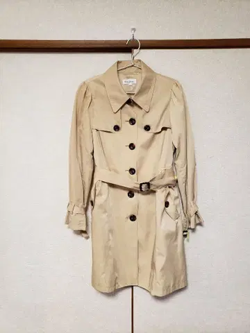 베이지 트렌치코트 허리 벨트 포함