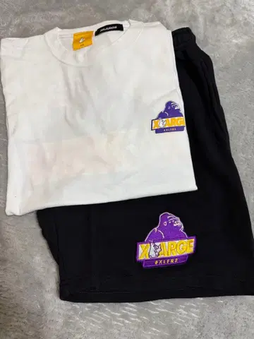 X-LARGE x FR2 티셔츠와 X-LARGE x FR2 숏팬츠 세트