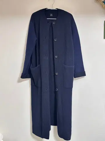 네이비 버튼 부착 롱 코트