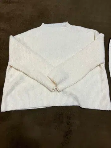 화이트 리브 오프숄더 스웨터