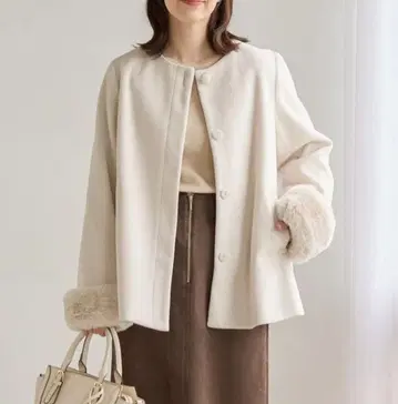 택 포함 새상품 이번 시즌 허니즈 퍼 포함 노카라 코트 LL 화이트