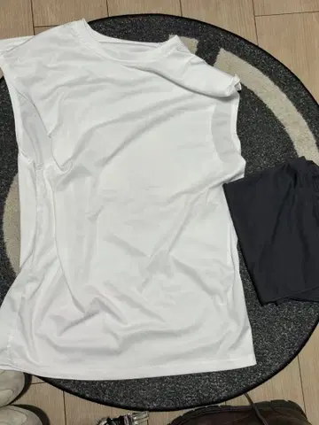 화이트 T셔츠와 블랙 숏팬츠 세트