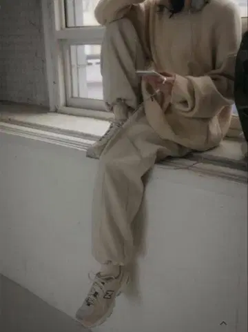 ohotoro 오오트로 라이트 베이지 스웨트 팬츠