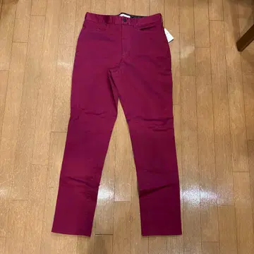 TAKEO KIKUCHI 치노 팬츠 색상: 와인 레드